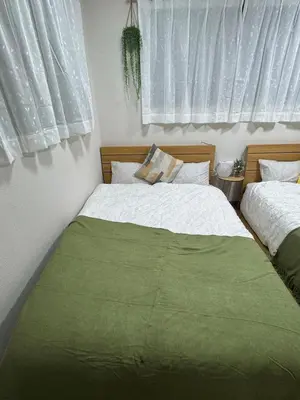 two beds sitting next to each other in a bedroom at \u5c71\u624b\u7dda\u5927\u585a in Tokyo