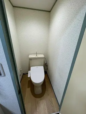 a small bathroom with a toilet in a room at \u5c71\u624b\u7dda\u5927\u585a in Tokyo
