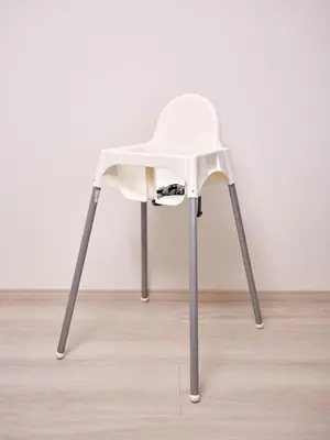a white chair in a room with a wall at JR Itabashi 1min walk 4BR Ikebukuro 1, Shinjuku 2, Shibuya 3 in Tokyo