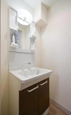 a bathroom with a sink and a mirror at Home Story in Tokyo Uguisudani\u30e9\u30a4\u30ba\u65e5\u66ae\u91cc \u6771\u4eac\u5c4b\u8a9e in Tokyo