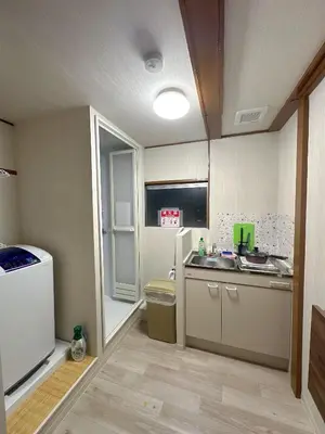 a small kitchen with a sink and a toilet at \u6d45\u8349 \u30b9\u30ab\u30a4\u30c4\u30ea\u30fc\u570f10\u5206 \u4ea4\u901a\u81f3\u4fbf \u6d45\u8349\u5bfa\u89b3\u5149 \u53cc\u9b5a\u306e\u5bbf \u6771\u5411\u5cf61 in Tokyo