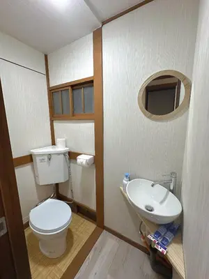 a small bathroom with a toilet and a sink at \u6d45\u8349 \u30b9\u30ab\u30a4\u30c4\u30ea\u30fc\u570f10\u5206 \u4ea4\u901a\u81f3\u4fbf \u6d45\u8349\u5bfa\u89b3\u5149 \u53cc\u9b5a\u306e\u5bbf \u6771\u5411\u5cf61 in Tokyo
