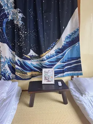 a room with a table in front of a curtain at \u6d45\u8349 \u30b9\u30ab\u30a4\u30c4\u30ea\u30fc\u570f10\u5206 \u4ea4\u901a\u81f3\u4fbf \u6d45\u8349\u5bfa\u89b3\u5149 \u53cc\u9b5a\u306e\u5bbf \u6771\u5411\u5cf61 in Tokyo