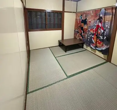 a room with a bench and paintings on the wall at \u6d45\u8349 \u30b9\u30ab\u30a4\u30c4\u30ea\u30fc\u570f10\u5206 \u4ea4\u901a\u81f3\u4fbf \u6d45\u8349\u5bfa\u89b3\u5149 \u53cc\u9b5a\u306e\u5bbf \u6771\u5411\u5cf61 in Tokyo