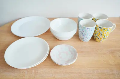 a group of white bowls and cups on a table at Mari Hotel in Tokyo