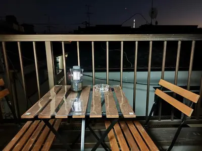 a wooden table sitting on top of a balcony at AiES \u5317\u5343\u4f4f \u5317\u5343\u4f4f\u7ad9\u8d708\u5206 \u76f4\u8fbe\u6674\u7a7a\u5854Asakusa\u79cb\u53f6\u539f\u4e0a\u91ce\u4e1c\u4eac\u94f6\u5ea7\u516d\u672c\u6728\u6d89\u8c37 \u6700\u592713\u4eba 100\u5e73\u65b9\u6237\u5efa5\u5ba49\u5e8a in Tokyo