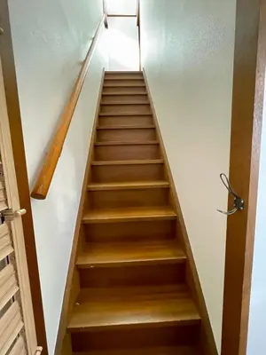 a staircase in a house with wooden steps at AiES \u5317\u5343\u4f4f \u5317\u5343\u4f4f\u7ad9\u8d708\u5206 \u76f4\u8fbe\u6674\u7a7a\u5854Asakusa\u79cb\u53f6\u539f\u4e0a\u91ce\u4e1c\u4eac\u94f6\u5ea7\u516d\u672c\u6728\u6d89\u8c37 \u6700\u592713\u4eba 100\u5e73\u65b9\u6237\u5efa5\u5ba49\u5e8a in Tokyo