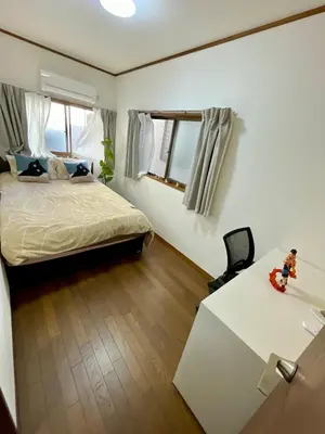 a bedroom with a bed and a desk and a table at AiES \u5317\u5343\u4f4f \u5317\u5343\u4f4f\u7ad9\u8d708\u5206 \u76f4\u8fbe\u6674\u7a7a\u5854Asakusa\u79cb\u53f6\u539f\u4e0a\u91ce\u4e1c\u4eac\u94f6\u5ea7\u516d\u672c\u6728\u6d89\u8c37 \u6700\u592713\u4eba 100\u5e73\u65b9\u6237\u5efa5\u5ba49\u5e8a in Tokyo