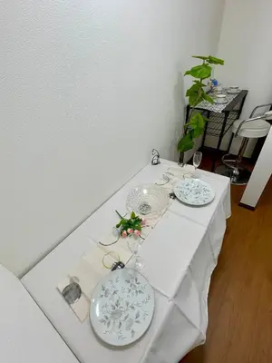 a white table with plates and glasses on it at AiES \u5317\u5343\u4f4f \u5317\u5343\u4f4f\u7ad9\u8d708\u5206 \u76f4\u8fbe\u6674\u7a7a\u5854Asakusa\u79cb\u53f6\u539f\u4e0a\u91ce\u4e1c\u4eac\u94f6\u5ea7\u516d\u672c\u6728\u6d89\u8c37 \u6700\u592713\u4eba 100\u5e73\u65b9\u6237\u5efa5\u5ba49\u5e8a in Tokyo