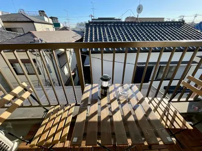 a balcony with a table and chairs on a building at AiES \u5317\u5343\u4f4f \u5317\u5343\u4f4f\u7ad9\u8d708\u5206 \u76f4\u8fbe\u6674\u7a7a\u5854Asakusa\u79cb\u53f6\u539f\u4e0a\u91ce\u4e1c\u4eac\u94f6\u5ea7\u516d\u672c\u6728\u6d89\u8c37 \u6700\u592713\u4eba 100\u5e73\u65b9\u6237\u5efa5\u5ba49\u5e8a in Tokyo
