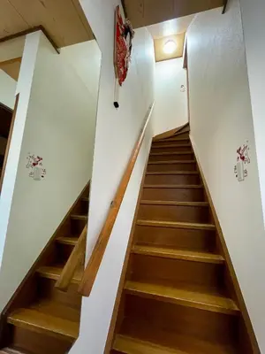 a staircase leading up to the basement of a house at AiES \u5317\u5343\u4f4f \u5317\u5343\u4f4f\u7ad9\u8d708\u5206 \u76f4\u8fbe\u6674\u7a7a\u5854Asakusa\u79cb\u53f6\u539f\u4e0a\u91ce\u4e1c\u4eac\u94f6\u5ea7\u516d\u672c\u6728\u6d89\u8c37 \u6700\u592713\u4eba 100\u5e73\u65b9\u6237\u5efa5\u5ba49\u5e8a in Tokyo
