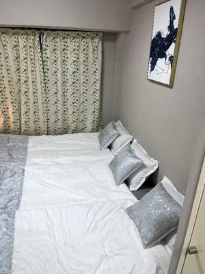 a bedroom with a white bed with two pillows at \u6d45\u8349\u6c11\u6cca303 in Tokyo