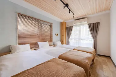 two beds in a room with a window at HouseHotel\u4e94\u53cd\u7530 in Tokyo