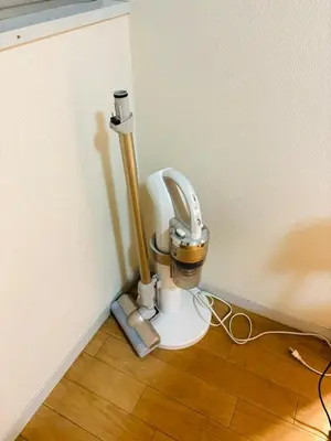 a mixer sitting on the floor in a corner at Retro Showa Home 9min from station Direct to Narita Near Disney Bus 48mim in Tokyo