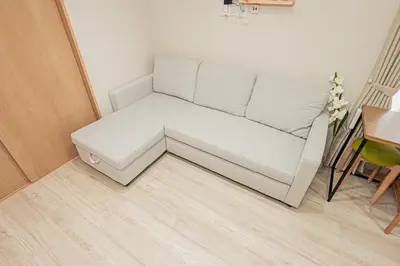 a white couch in a room with a table at \u7b51\u4e0b\u65c5\u9928 \u4e0a\u91ce \u6d45\u8349 \u30b9\u30ab\u30a4\u30c4\u30ea\u30fc \u30a2\u30af\u30bb\u30b9\u826f\u597d \u5165\u8c37\u99c55\u5206 \u6700\u59274\u4eba in Tokyo