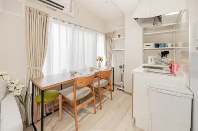 a kitchen with a table and chairs in a room at \u7b51\u4e0b\u65c5\u9928 \u4e0a\u91ce \u6d45\u8349 \u30b9\u30ab\u30a4\u30c4\u30ea\u30fc \u30a2\u30af\u30bb\u30b9\u826f\u597d \u5165\u8c37\u99c55\u5206 \u6700\u59274\u4eba in Tokyo