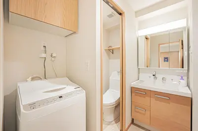 a small bathroom with a sink and a washer at \u7b51\u4e0b\u65c5\u9928 \u4e0a\u91ce \u6d45\u8349 \u30b9\u30ab\u30a4\u30c4\u30ea\u30fc \u30a2\u30af\u30bb\u30b9\u826f\u597d \u5165\u8c37\u99c55\u5206 \u6700\u59274\u4eba in Tokyo