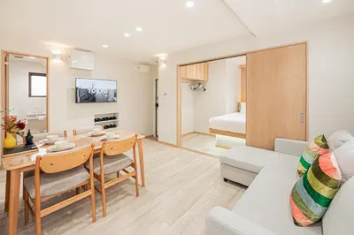 a living room with a table and a couch and a bedroom at \u7b51\u4e0b\u65c5\u9928 \u4e0a\u91ce \u6d45\u8349 \u30b9\u30ab\u30a4\u30c4\u30ea\u30fc \u30a2\u30af\u30bb\u30b9\u826f\u597d \u5165\u8c37\u99c55\u5206 \u6700\u59274\u4eba in Tokyo