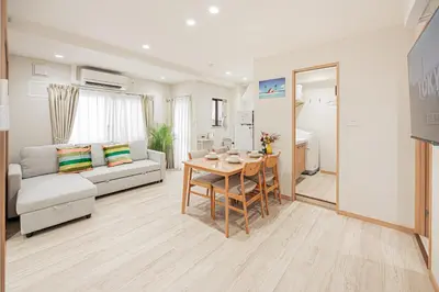 a living room with a table and a couch at \u7b51\u4e0b\u65c5\u9928 \u4e0a\u91ce \u6d45\u8349 \u30b9\u30ab\u30a4\u30c4\u30ea\u30fc \u30a2\u30af\u30bb\u30b9\u826f\u597d \u5165\u8c37\u99c55\u5206 \u6700\u59274\u4eba in Tokyo