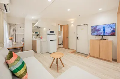 a living room with a couch and a table at \u7b51\u4e0b\u65c5\u9928 \u4e0a\u91ce \u6d45\u8349 \u30b9\u30ab\u30a4\u30c4\u30ea\u30fc \u30a2\u30af\u30bb\u30b9\u826f\u597d \u5165\u8c37\u99c55\u5206 \u6700\u59274\u4eba in Tokyo