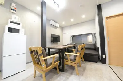a kitchen and dining room with a table and chairs at \u548c\u306e\u6953Cottage\u7b2c\u4e8c \u65b0\u5bbf\u4e8c\u968e\u5efa\u30662\u5ba41\u30b7\u30e3\u30ef\u30fc1\u30c8\u30a4\u30ec in Tokyo