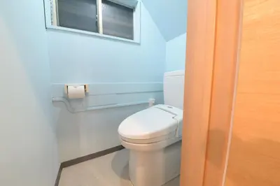 a bathroom with a white toilet and a window at \u548c\u306e\u6953Cottage\u7b2c\u4e8c \u65b0\u5bbf\u4e8c\u968e\u5efa\u30662\u5ba41\u30b7\u30e3\u30ef\u30fc1\u30c8\u30a4\u30ec in Tokyo