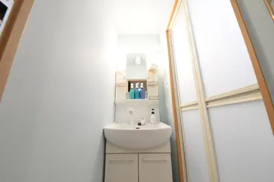 a bathroom with a sink and a mirror at \u548c\u306e\u6953Cottage\u7b2c\u4e8c \u65b0\u5bbf\u4e8c\u968e\u5efa\u30662\u5ba41\u30b7\u30e3\u30ef\u30fc1\u30c8\u30a4\u30ec in Tokyo