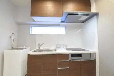 a small kitchen with a sink and a window at \u548c\u306e\u6953Cottage\u7b2c\u4e8c \u65b0\u5bbf\u4e8c\u968e\u5efa\u30662\u5ba41\u30b7\u30e3\u30ef\u30fc1\u30c8\u30a4\u30ec in Tokyo