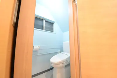 a bathroom with a white toilet and a window at \u548c\u306e\u6953Cottage\u7b2c\u4e8c \u65b0\u5bbf\u4e8c\u968e\u5efa\u30662\u5ba41\u30b7\u30e3\u30ef\u30fc1\u30c8\u30a4\u30ec in Tokyo