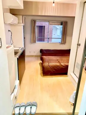 a small bedroom with a bed and a window at Tokyo Meguro Bee House in Naka-Meguro in Tokyo