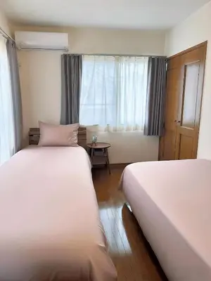 a hotel room with two beds and a window at \u30c7\u30a3\u30ba\u30cb\u30fc\u5f92\u6b69\u570f \u821e\u6d5c\u99c5\u5f92\u6b697\u5206 \u5927\u6b63\u6d6a\u6f2b\u304c\u606f\u3065\u304f\u4e0a\u8cea\u306a\u548c\u6d0b\u98a8\u8cb8\u5225\u8358 \u7a7a\u6e2f\u30a2\u30af\u30bb\u30b9\u826f\u597d \u559c\u697d\u5c4b in Tokyo