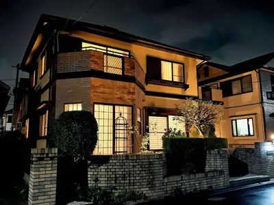 a large house is lit up at night at \u30c7\u30a3\u30ba\u30cb\u30fc\u5f92\u6b69\u570f \u821e\u6d5c\u99c5\u5f92\u6b697\u5206 \u5927\u6b63\u6d6a\u6f2b\u304c\u606f\u3065\u304f\u4e0a\u8cea\u306a\u548c\u6d0b\u98a8\u8cb8\u5225\u8358 \u7a7a\u6e2f\u30a2\u30af\u30bb\u30b9\u826f\u597d \u559c\u697d\u5c4b in Tokyo
