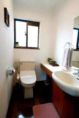 a bathroom with a toilet and a sink at \u30c7\u30a3\u30ba\u30cb\u30fc\u5f92\u6b69\u570f \u821e\u6d5c\u99c5\u5f92\u6b697\u5206 \u5927\u6b63\u6d6a\u6f2b\u304c\u606f\u3065\u304f\u4e0a\u8cea\u306a\u548c\u6d0b\u98a8\u8cb8\u5225\u8358 \u7a7a\u6e2f\u30a2\u30af\u30bb\u30b9\u826f\u597d \u559c\u697d\u5c4b in Tokyo