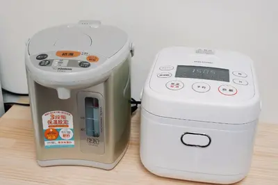 a coffee maker sitting next to a white mixer at \u30c7\u30a3\u30ba\u30cb\u30fc\u5f92\u6b69\u570f \u821e\u6d5c\u99c5\u5f92\u6b697\u5206 \u5927\u6b63\u6d6a\u6f2b\u304c\u606f\u3065\u304f\u4e0a\u8cea\u306a\u548c\u6d0b\u98a8\u8cb8\u5225\u8358 \u7a7a\u6e2f\u30a2\u30af\u30bb\u30b9\u826f\u597d \u559c\u697d\u5c4b in Tokyo