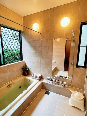a bathroom with a tub and a shower and a sink at \u30c7\u30a3\u30ba\u30cb\u30fc\u5f92\u6b69\u570f \u821e\u6d5c\u99c5\u5f92\u6b697\u5206 \u5927\u6b63\u6d6a\u6f2b\u304c\u606f\u3065\u304f\u4e0a\u8cea\u306a\u548c\u6d0b\u98a8\u8cb8\u5225\u8358 \u7a7a\u6e2f\u30a2\u30af\u30bb\u30b9\u826f\u597d \u559c\u697d\u5c4b in Tokyo