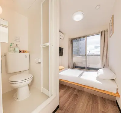 a small bathroom with a toilet and a window at Louis stage showamachi in Tokyo