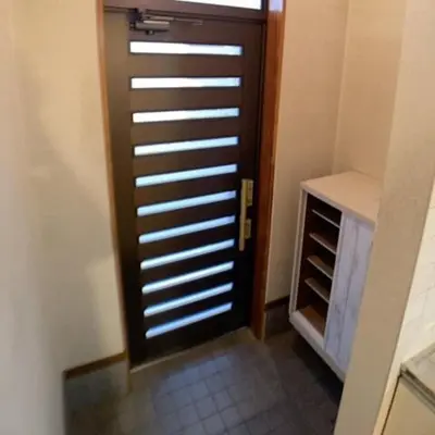 a door in a room with a tiled floor and a shelf at Nekoones Shinkoiwa 1F-\u30cd\u30b3\u30ef\u30f3\u30ba\u65b0\u5c0f\u5ca91F in Tokyo