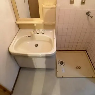 a small bathroom with a sink and a mirror at Nekoones Shinkoiwa 1F-\u30cd\u30b3\u30ef\u30f3\u30ba\u65b0\u5c0f\u5ca91F in Tokyo