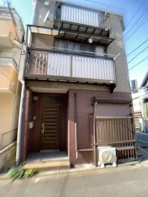 a building with a balcony on the side of it at Nekoones Shinkoiwa 1F-\u30cd\u30b3\u30ef\u30f3\u30ba\u65b0\u5c0f\u5ca91F in Tokyo