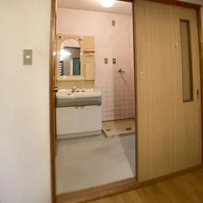 a bathroom with a sink and a mirror at Nekoones Shinkoiwa 1F-\u30cd\u30b3\u30ef\u30f3\u30ba\u65b0\u5c0f\u5ca91F in Tokyo