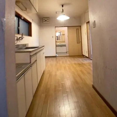 a room with a kitchen with a wooden floor at Nekoones Shinkoiwa 1F-\u30cd\u30b3\u30ef\u30f3\u30ba\u65b0\u5c0f\u5ca91F in Tokyo