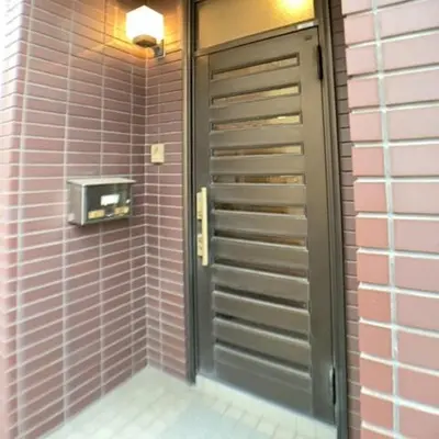 a door in a bathroom with pink tiled walls at Nekoones Shinkoiwa 1F-\u30cd\u30b3\u30ef\u30f3\u30ba\u65b0\u5c0f\u5ca91F in Tokyo