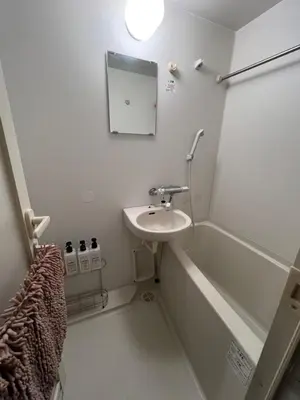 a bathroom with a sink and a bath tub at New open \u6e0b\u8c37\u99c5\u5f92\u6b695\u5206 \u90fd\u5fc3\u3078\u306e\u629c\u7fa4\u306e\u30a2\u30af\u30bb\u30b9 2\u540d\u307e\u3067\u5bbf\u6cca\u53ef\u80fd in Tokyo