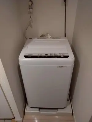 a white washer and dryer in a small room at New open \u6e0b\u8c37\u99c5\u5f92\u6b695\u5206 \u90fd\u5fc3\u3078\u306e\u629c\u7fa4\u306e\u30a2\u30af\u30bb\u30b9 2\u540d\u307e\u3067\u5bbf\u6cca\u53ef\u80fd in Tokyo