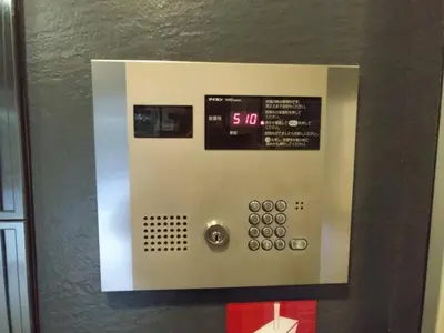 a large elevator with a clock on the wall at New open \u6e0b\u8c37\u99c5\u5f92\u6b695\u5206 \u90fd\u5fc3\u3078\u306e\u629c\u7fa4\u306e\u30a2\u30af\u30bb\u30b9 2\u540d\u307e\u3067\u5bbf\u6cca\u53ef\u80fd in Tokyo