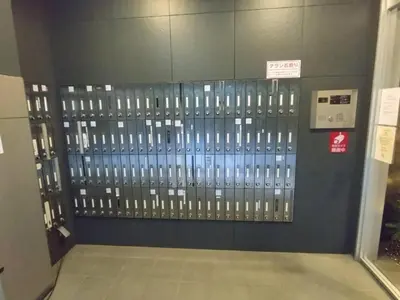 a metal gate in a building with a sign on it at New open \u6e0b\u8c37\u99c5\u5f92\u6b695\u5206 \u90fd\u5fc3\u3078\u306e\u629c\u7fa4\u306e\u30a2\u30af\u30bb\u30b9 2\u540d\u307e\u3067\u5bbf\u6cca\u53ef\u80fd in Tokyo