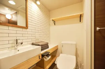 a bathroom with a sink and a toilet and a mirror at \u65b0\u5bbf\u5e02\u4e2d\u5fc3\u6b4c\u821e\u4f0e\u807d\u8fd1\u4f0a\u52e2\u4e39\u6771\u65b0\u5bbf\u7ad9\u5f92\u6b653\u5206\u9418#11 in Tokyo