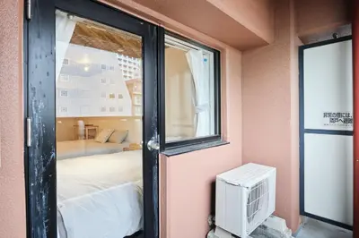 an open door to a bedroom with a bed and a window at \u65b0\u5bbf\u5e02\u4e2d\u5fc3\u6b4c\u821e\u4f0e\u807d\u8fd1\u4f0a\u52e2\u4e39\u6771\u65b0\u5bbf\u7ad9\u5f92\u6b653\u5206\u9418#11 in Tokyo