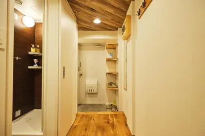 a hallway with wooden floors and a room with a door at \u65b0\u5bbf\u5e02\u4e2d\u5fc3\u6b4c\u821e\u4f0e\u807d\u8fd1\u4f0a\u52e2\u4e39\u6771\u65b0\u5bbf\u7ad9\u5f92\u6b653\u5206\u9418#11 in Tokyo