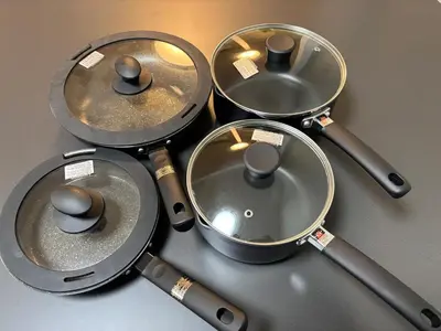 a group of four frying pans sitting on a table at APRO STAY\u7fbd\u7530 garden7 201\u53f7\u5ba4 in Tokyo